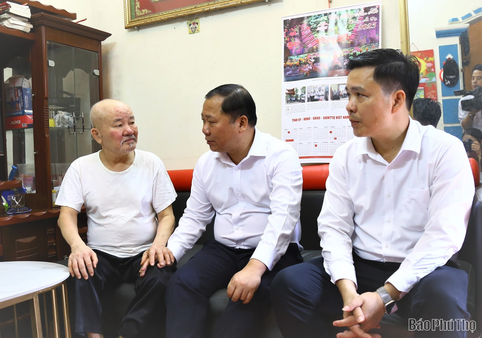 Phó Bí thư Thường trực Tỉnh ủy Nguyễn Phi Long thăm, tặng quà gia đình người có công tại phường Hòa Bình