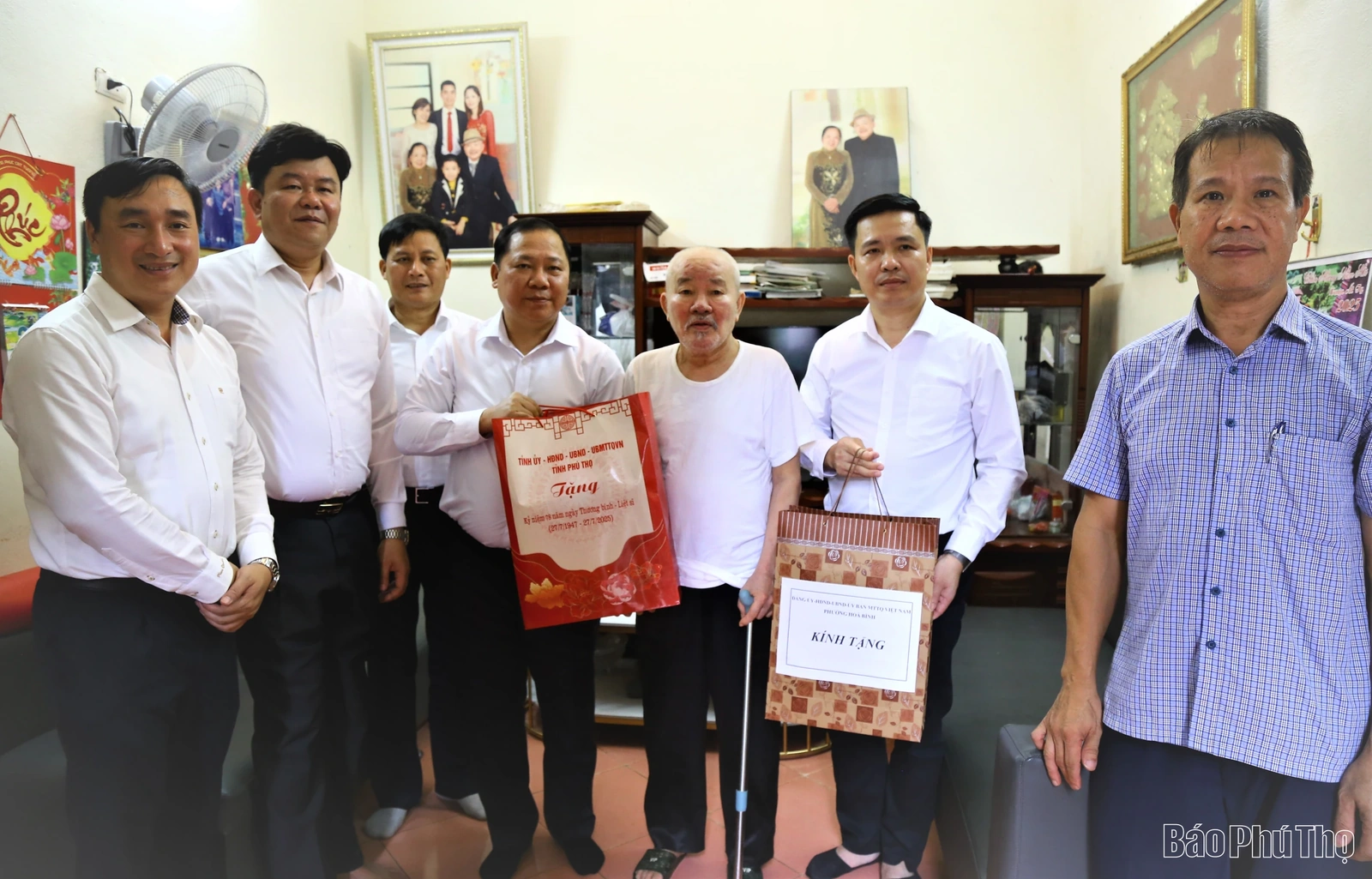 Phó Bí thư Thường trực Tỉnh ủy Nguyễn Phi Long thăm, tặng quà gia đình người có công tại phường Hòa Bình