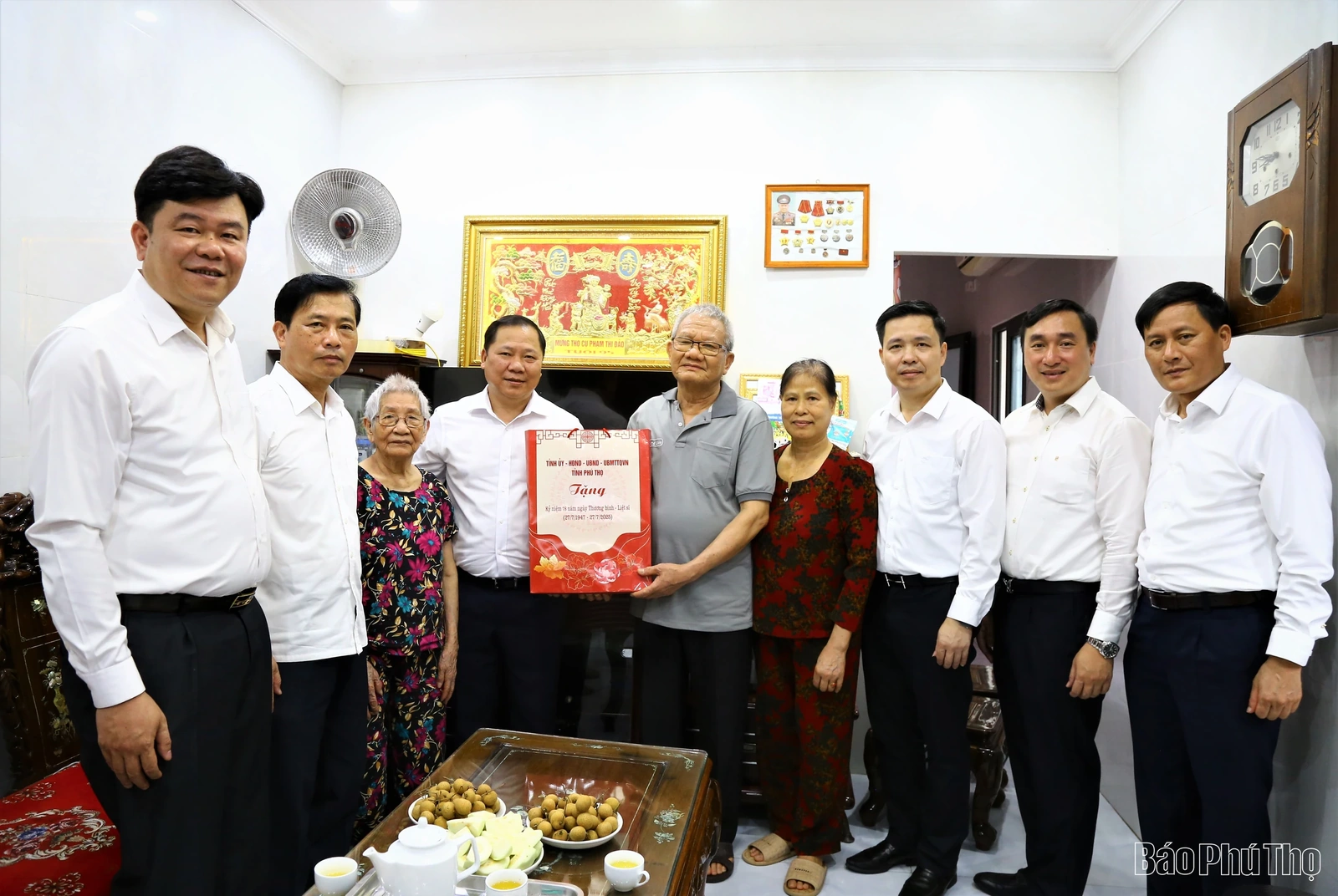 Phó Bí thư Thường trực Tỉnh ủy Nguyễn Phi Long thăm, tặng quà gia đình người có công tại phường Hòa Bình