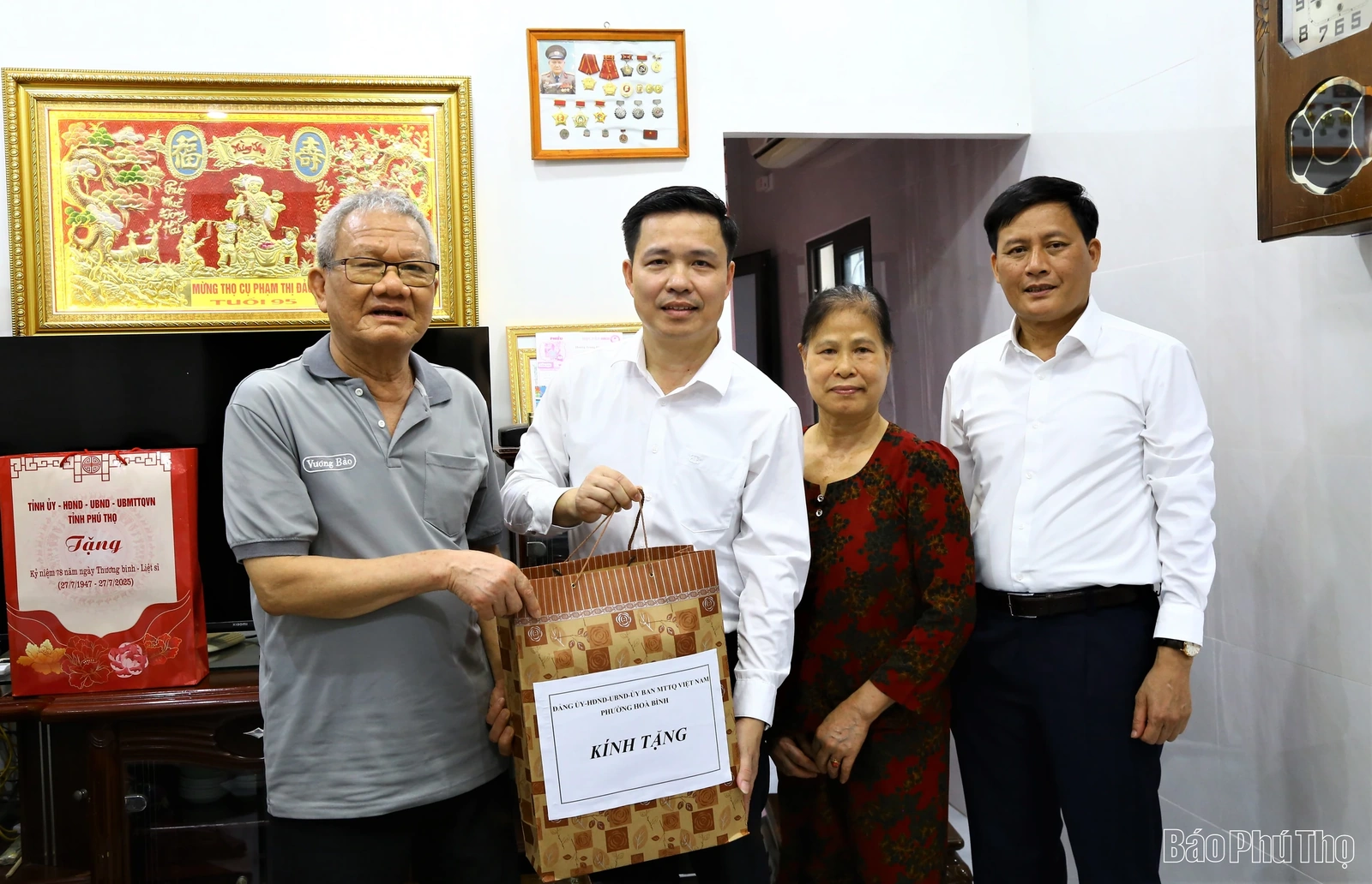 Phó Bí thư Thường trực Tỉnh ủy Nguyễn Phi Long thăm, tặng quà gia đình người có công tại phường Hòa Bình