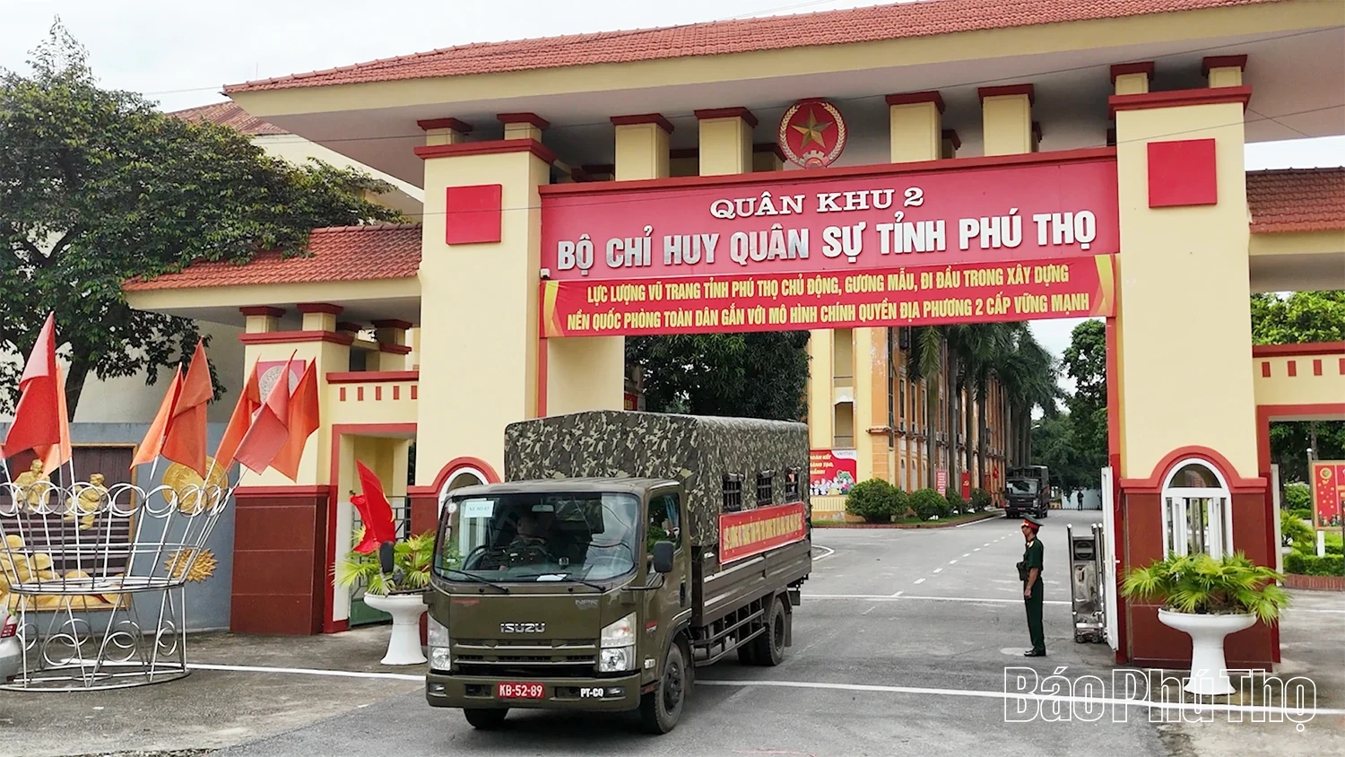 Bộ CHQS tỉnh Phú Thọ ra quân giúp nhân dân xóa nhà tạm, nhà dột nát