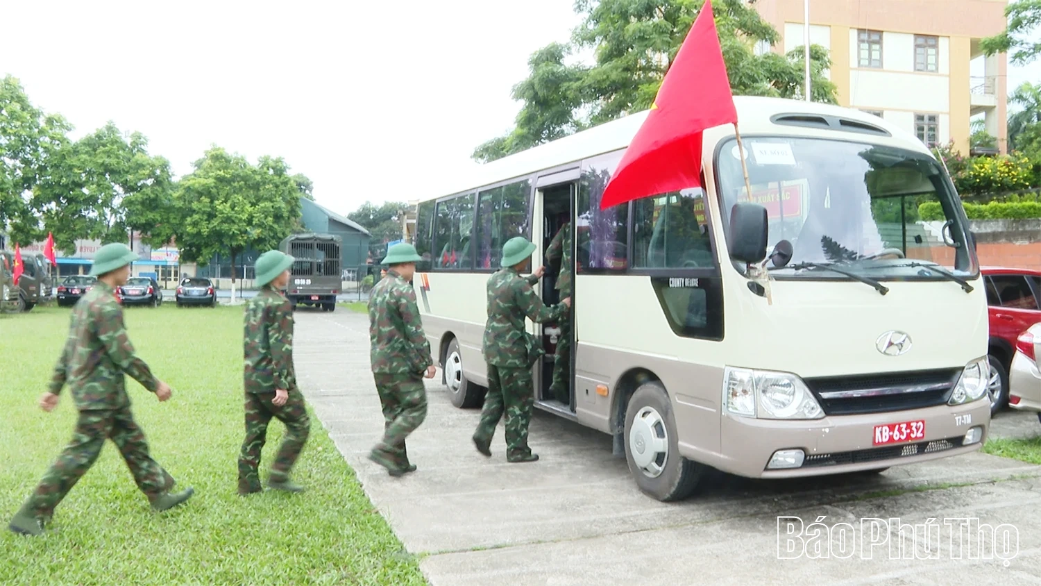 Bộ CHQS tỉnh Phú Thọ ra quân giúp nhân dân xóa nhà tạm, nhà dột nát
