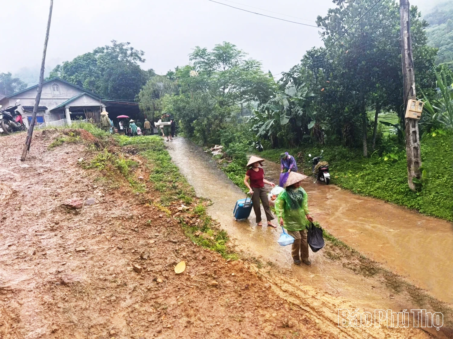 Di dời khẩn cấp 2 hộ dân xóm Thia, phường Tân Hòa