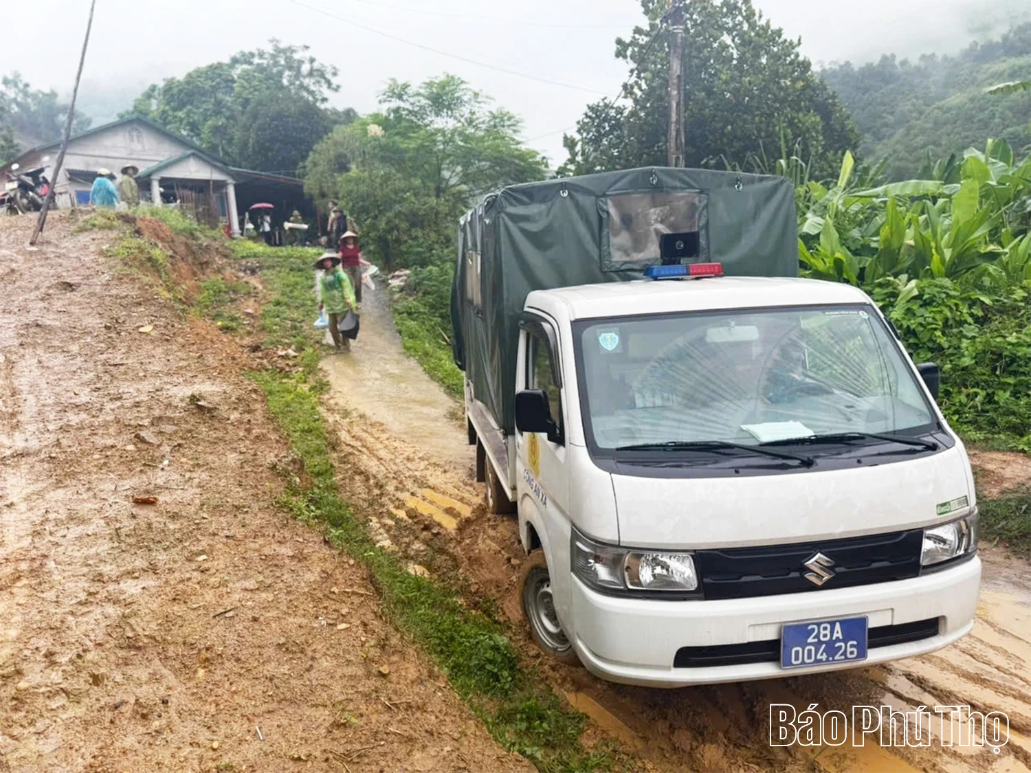 Di dời khẩn cấp 2 hộ dân xóm Thia, phường Tân Hòa