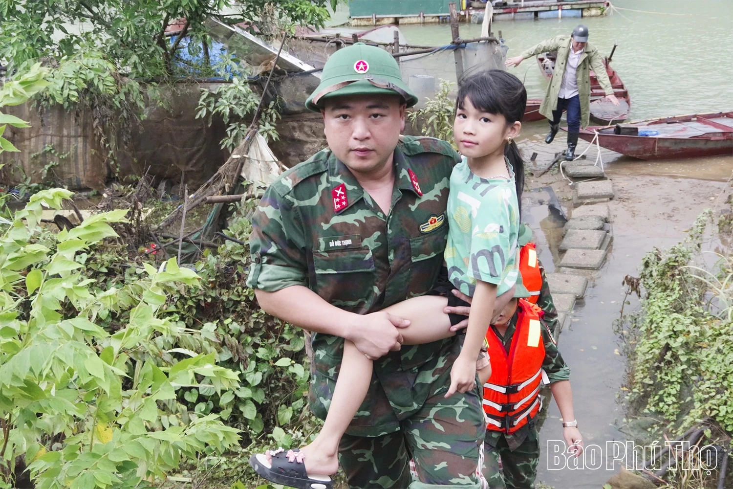 Hỗ trợ di dời 52 hộ dân làng vạn chài đến nơi an toàn