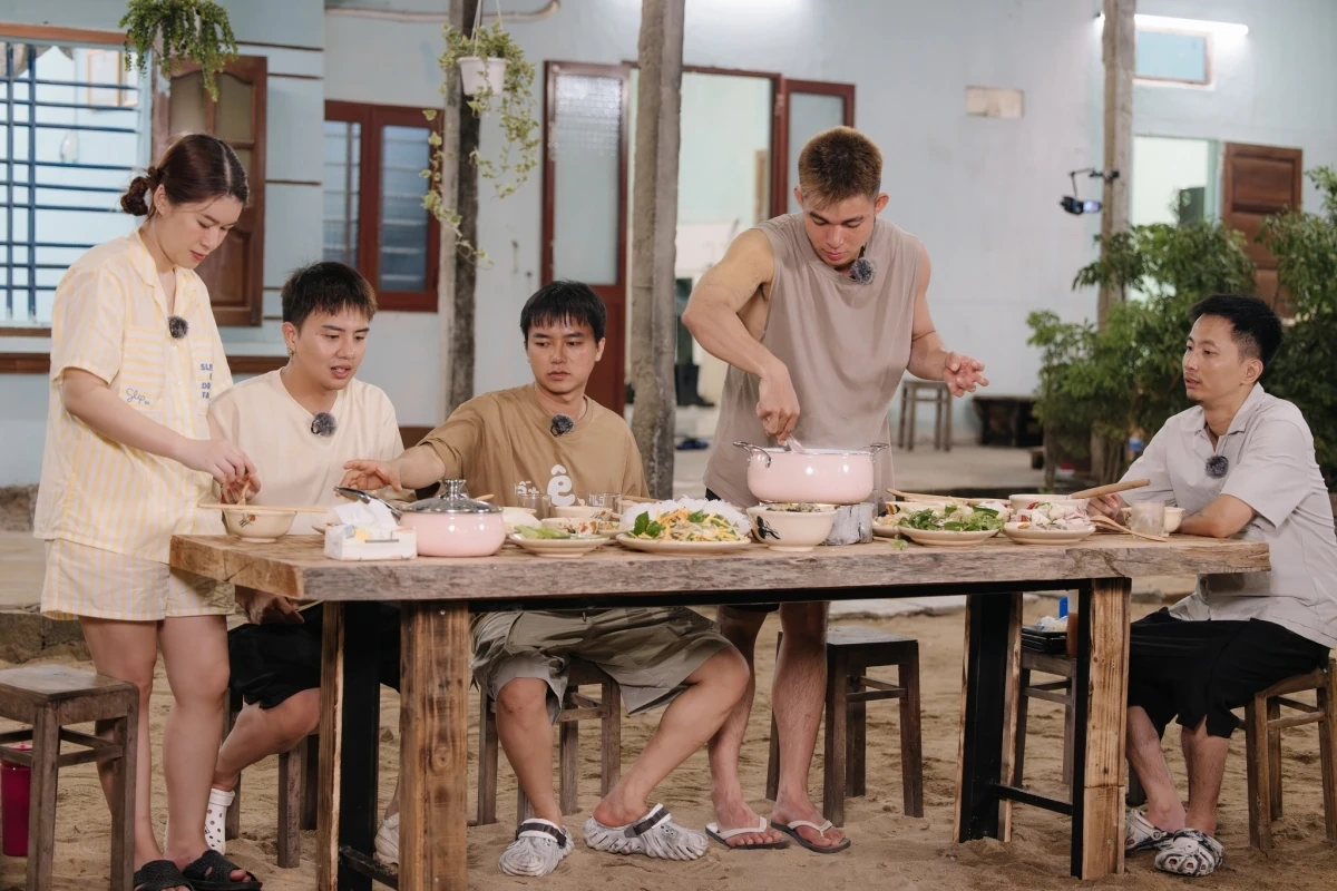 Jun Phạm và dàn cast “chữa lành” của “Gia đình Haha”