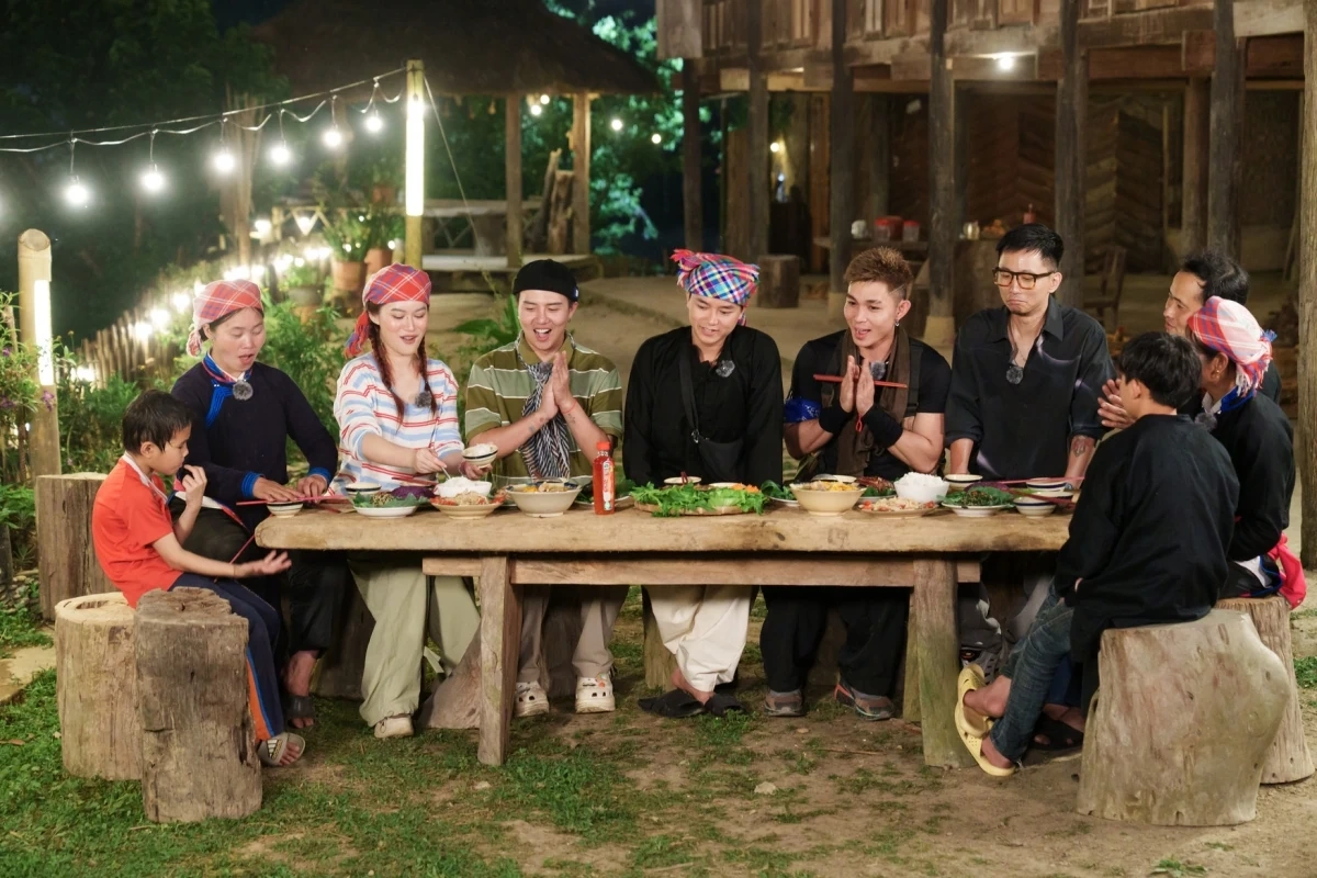 Jun Phạm và dàn cast “chữa lành” của “Gia đình Haha”