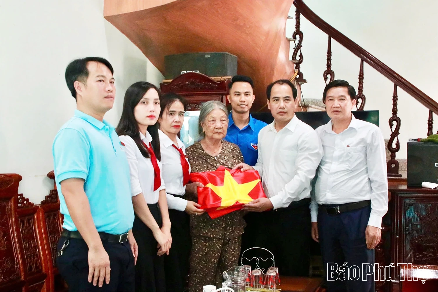 Trao tặng di ảnh phục dựng cho gia đình liệt sĩ