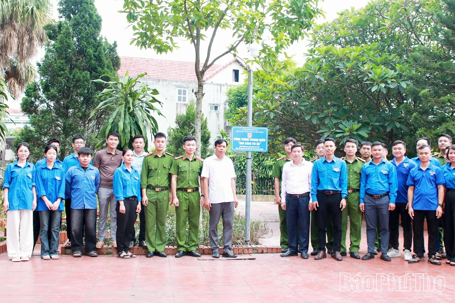 Trao tặng di ảnh phục dựng cho gia đình liệt sĩ