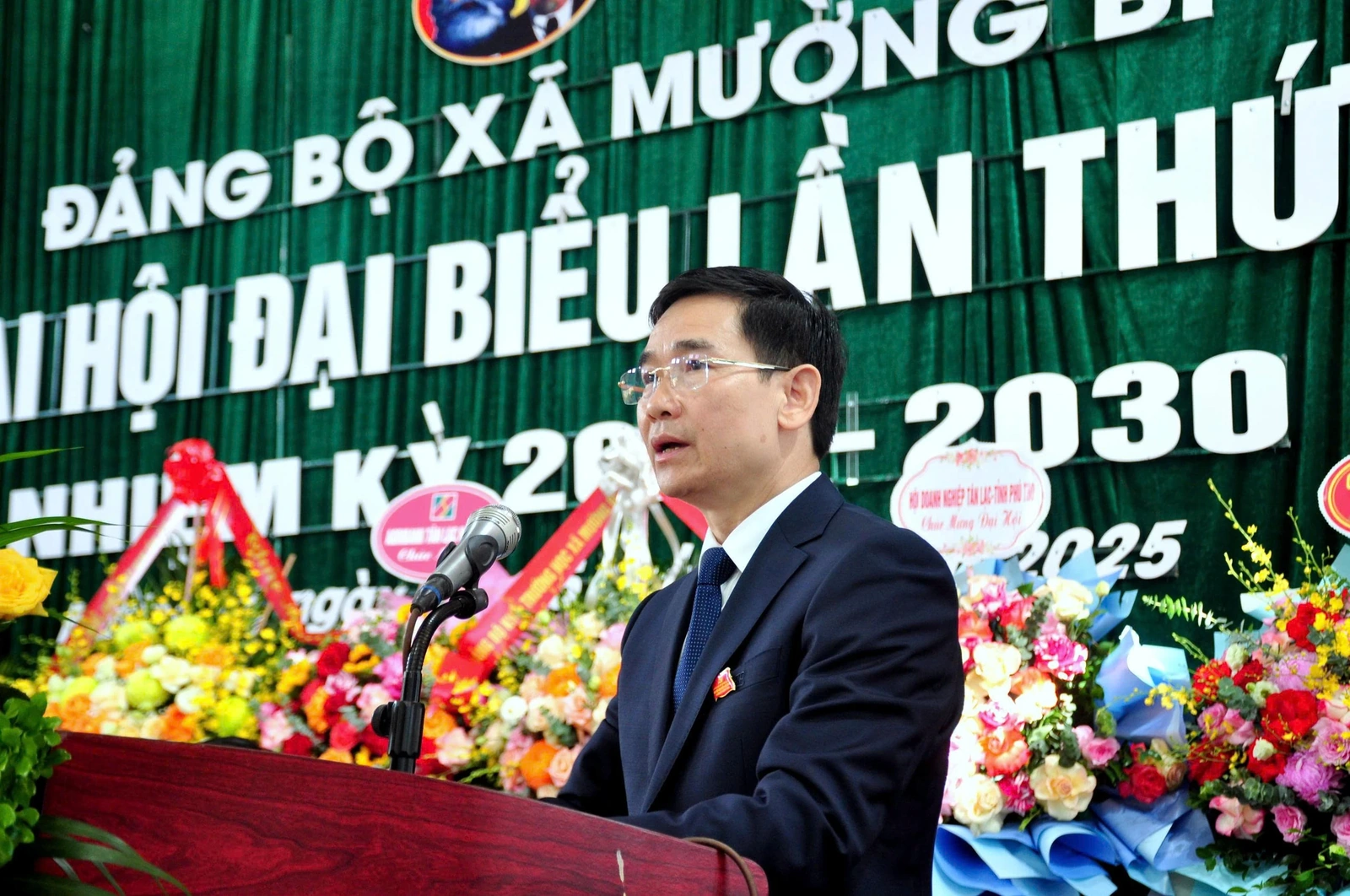 Phó Bí thư Thường trực Tỉnh ủy Nguyễn Phi Long dự và chỉ đạo Đại hội Đảng bộ xã Mường Bi