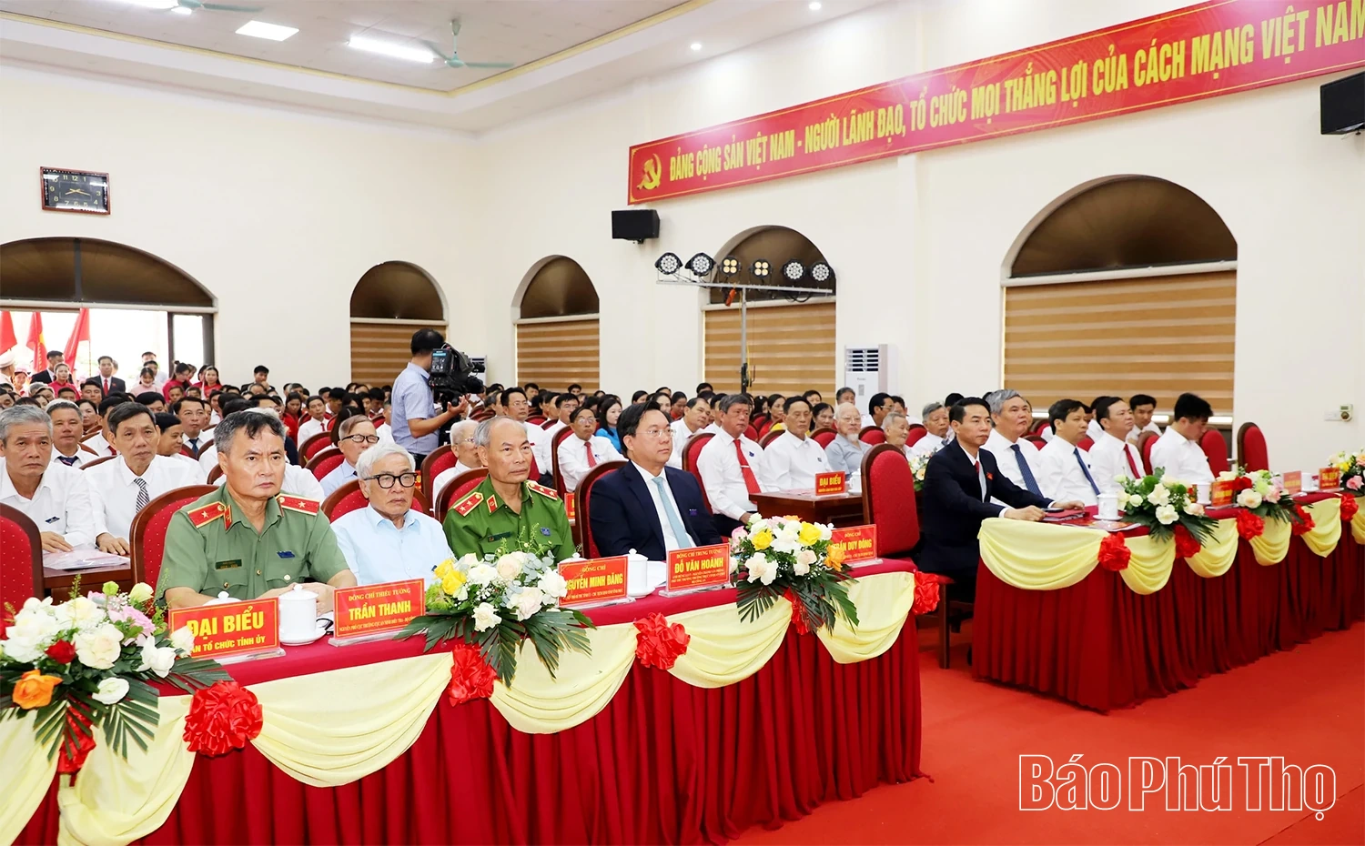 Chủ tịch UBND tỉnh Trần Duy Đông dự, chỉ đạo Đại hội Đảng bộ xã Tiên Lữ lần thứ I