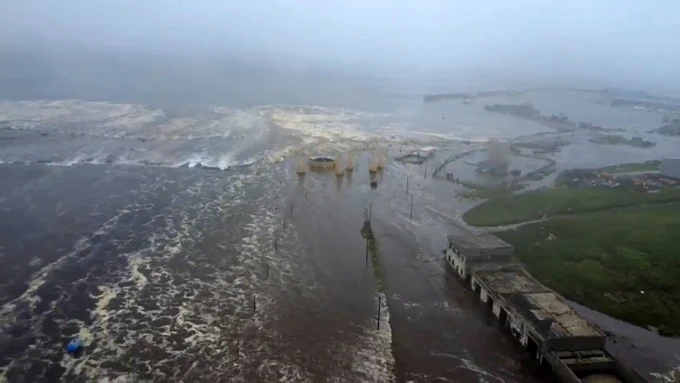 Sóng thần đổ bộ loạt bờ biển sau trận động đất 8,8 độ