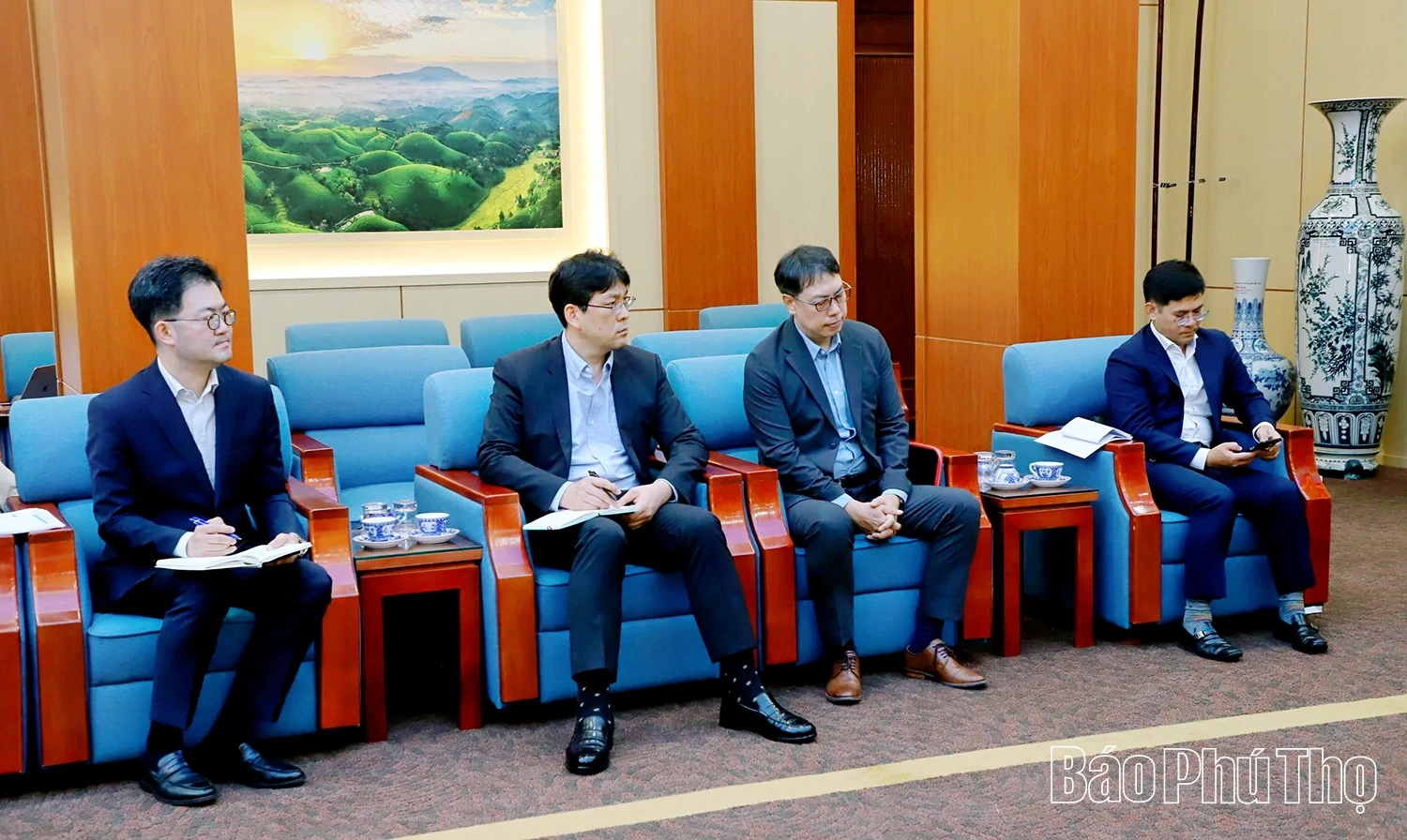 Chủ tịch UBND tỉnh Trần Duy Đông tiếp và làm việc với Công ty Giải pháp năng lượng LG, Hàn Quốc