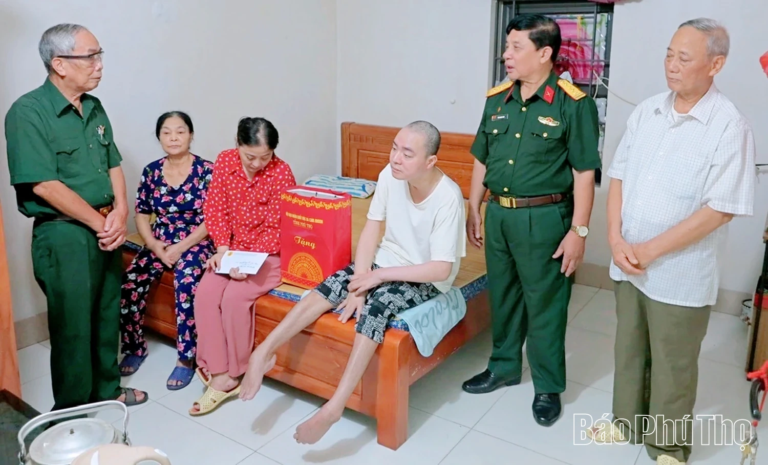 Thăm, tặng quà cho nạn nhân chất độc da cam có hoàn cảnh đặc biệt khó khăn