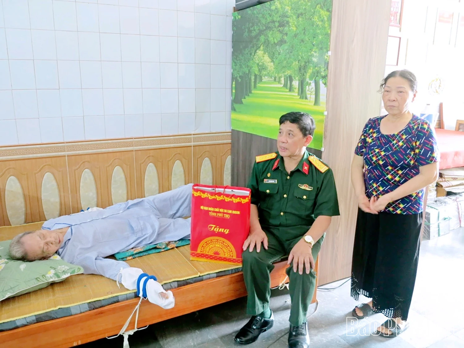 Thăm, tặng quà cho nạn nhân chất độc da cam có hoàn cảnh đặc biệt khó khăn