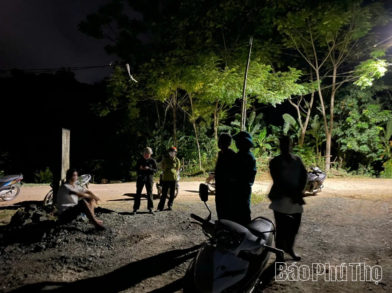 Dập tắt vụ cháy rừng tại phường Thống Nhất