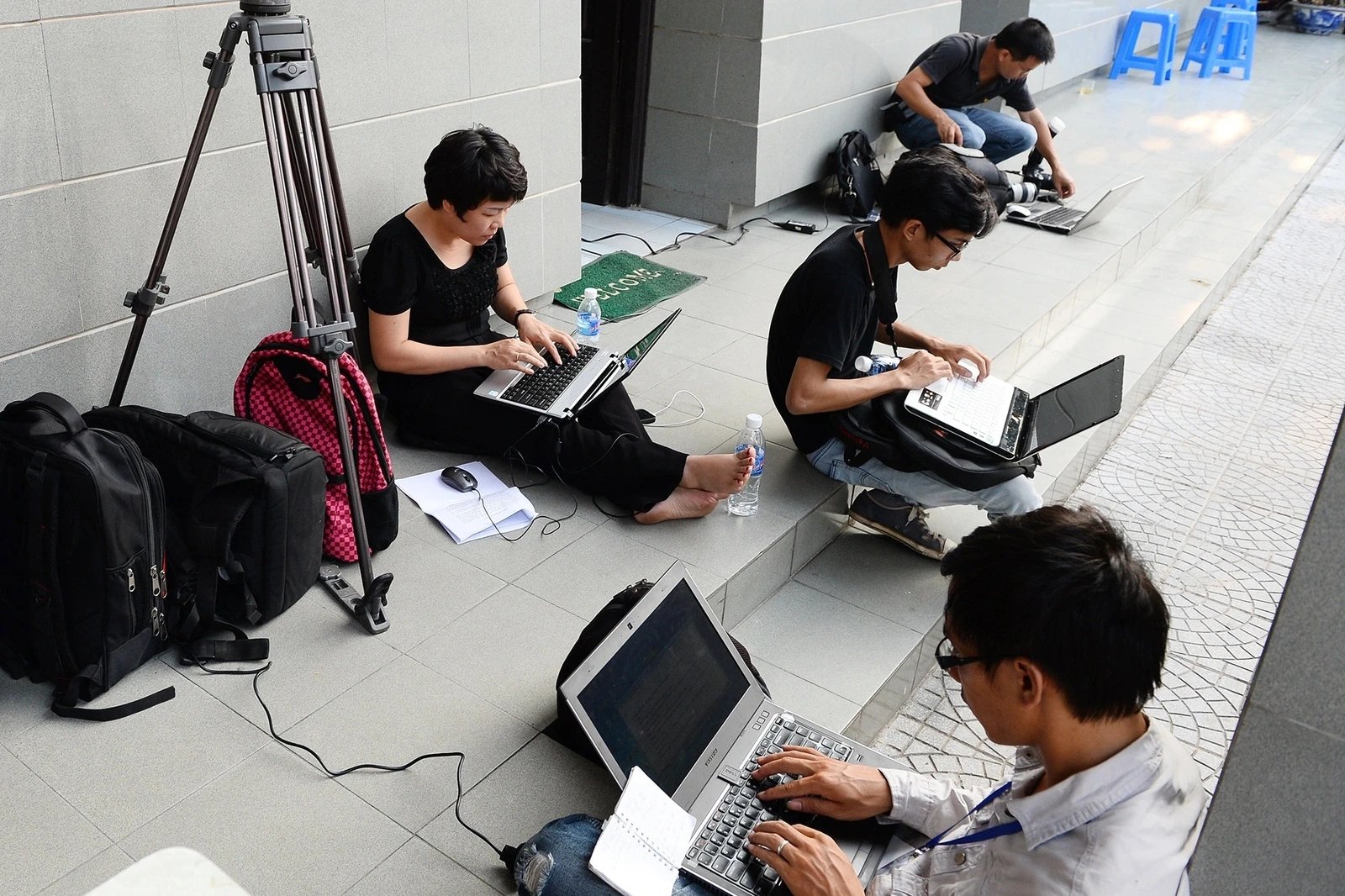 Nhiều trang mạng xã hội thu lợi nhuận từ đánh cắp thông tin báo chí