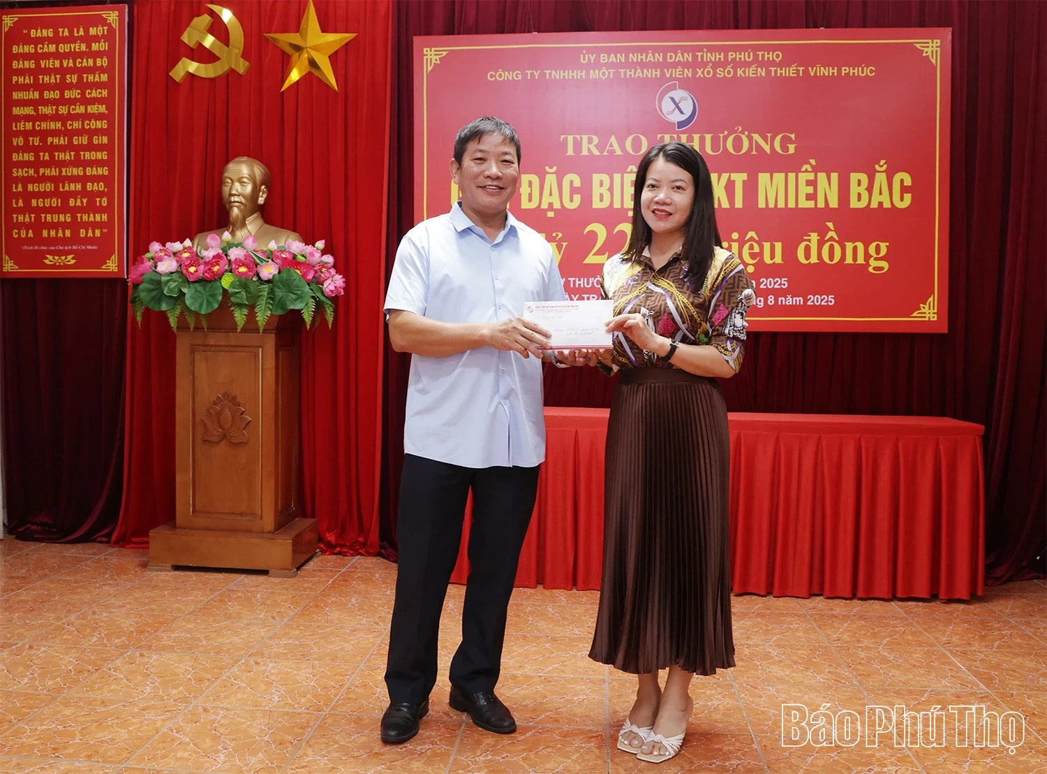 Trao thưởng Giải đặc biệt Xổ số kiến thiết miền Bắc trên 3 tỷ đồng