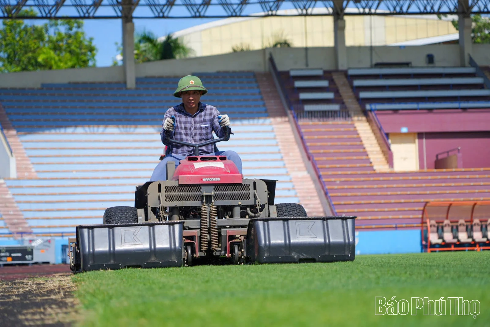 Sân Việt Trì xanh mướt, sẵn sàng tổ chức Giải bóng đá nữ vô địch Đông Nam Á 2025