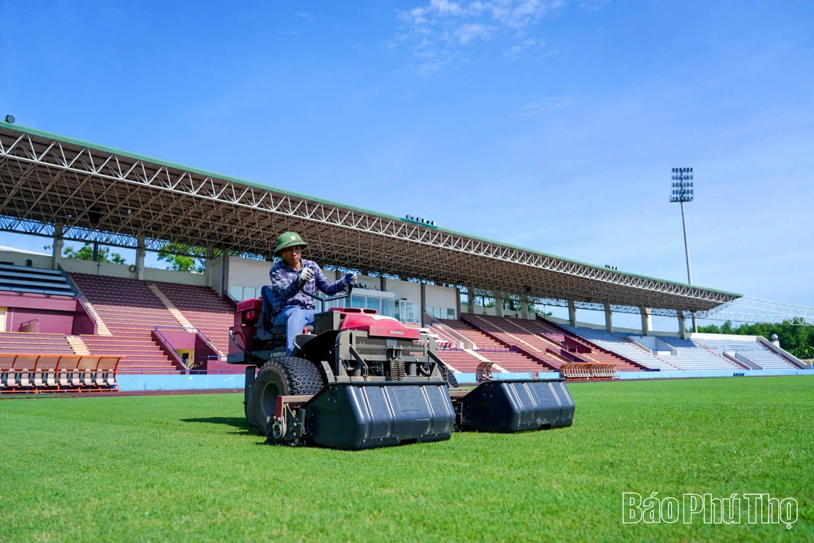 Sân Việt Trì xanh mướt, sẵn sàng tổ chức Giải bóng đá nữ vô địch Đông Nam Á 2025