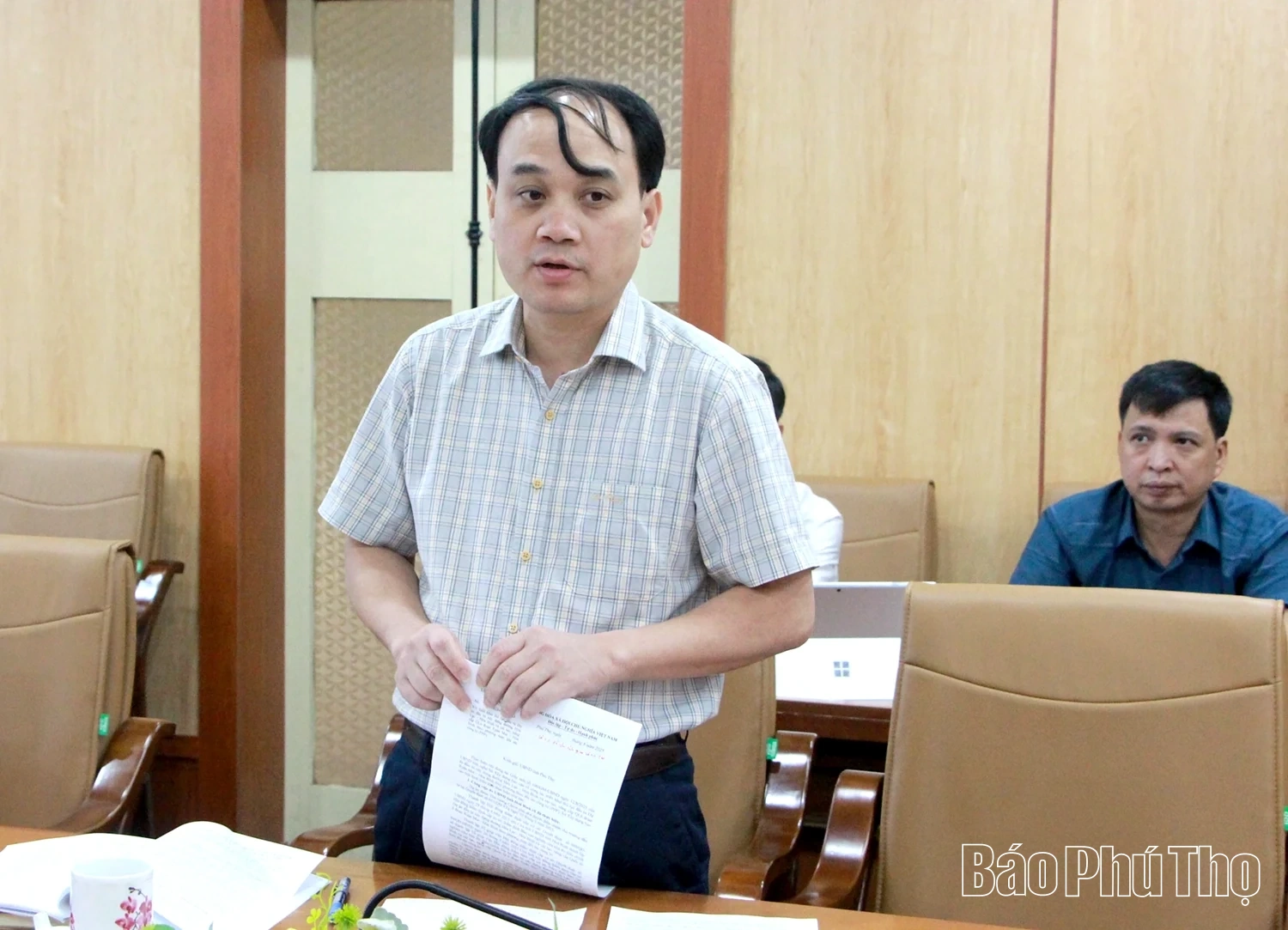 Phó Chủ tịch UBND tỉnh Quách Tất Liêm nghe báo cáo công tác triển khai đầu tư Dự án đầu tư xây dựng đường Hòa Lạc - Hòa Bình