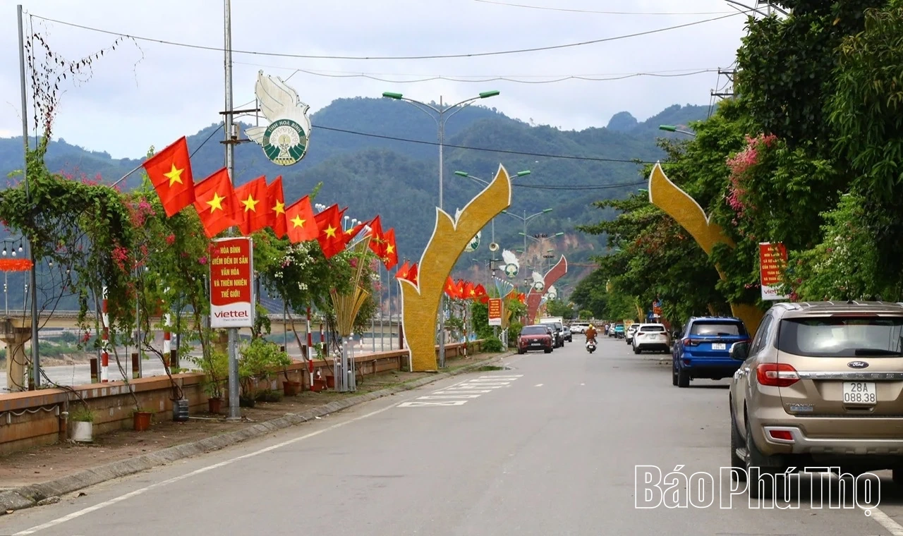 Cờ đỏ sao vàng trên sông Đà: Từ bản hùng ca Tháng Tám đến khát vọng phát triển