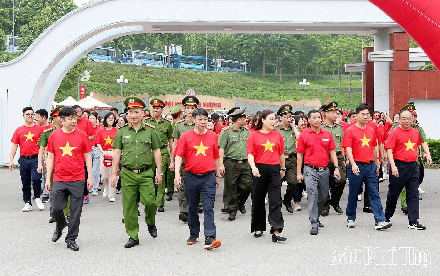 Người dân Phú Thọ hưởng ứng sự kiện “Cùng Việt Nam tiến bước”