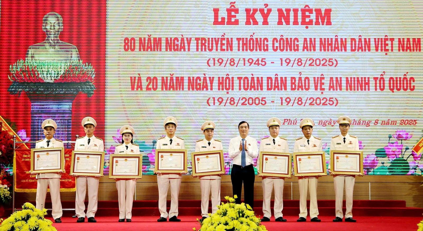 Lễ kỷ niệm 80 năm Ngày truyền thống CAND và 20 năm Ngày hội toàn dân bảo vệ ANTQ