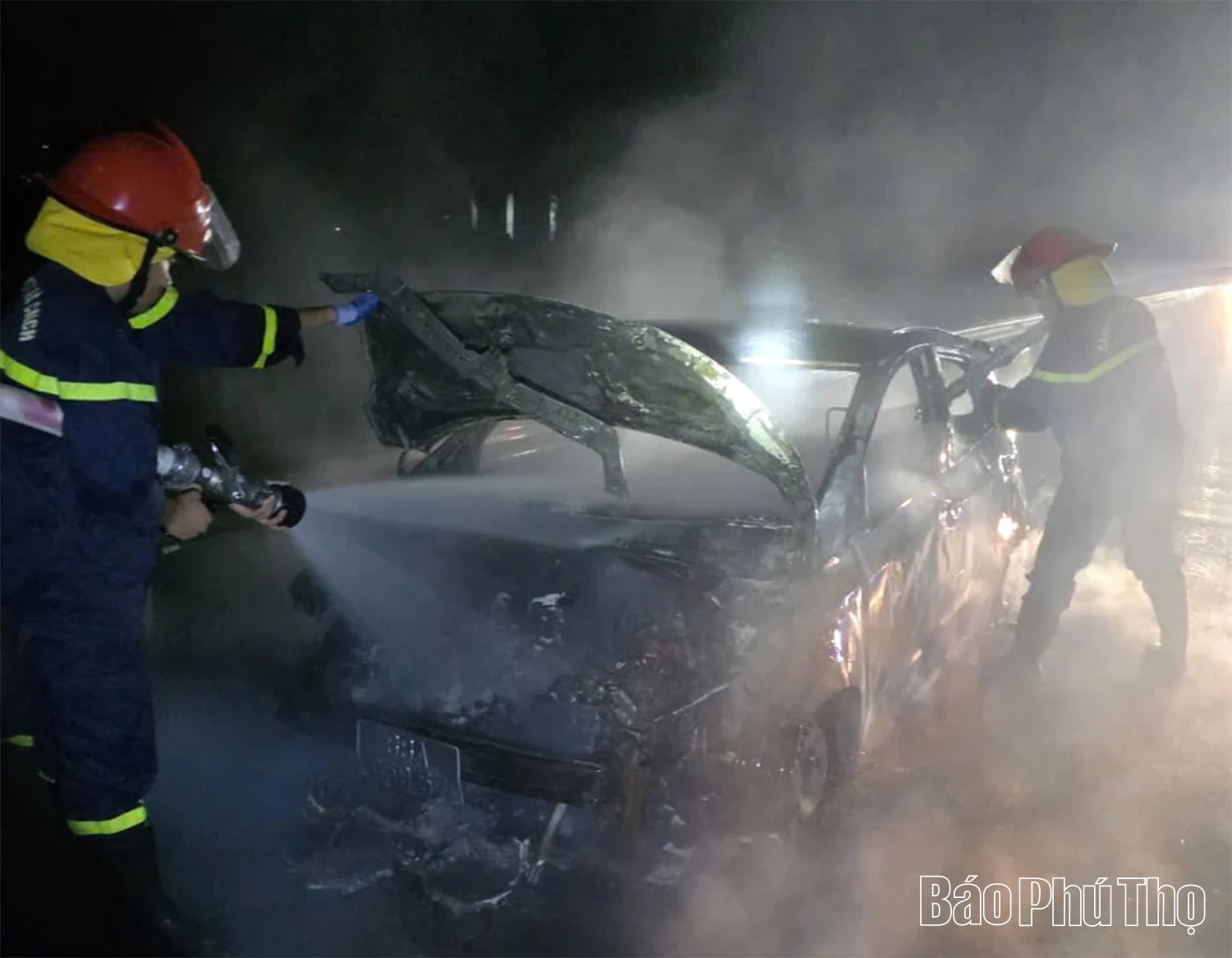 Cháy xe ô tô trong đêm trên cao tốc Nội Bài - Lào Cai