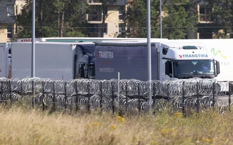 Pháp giải cứu 13 người di cư mắc kẹt trong xe tải đông lạnh trên đường sang Anh