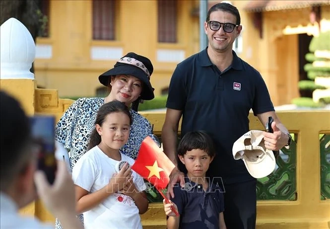 Lan tỏa tình yêu nước với tà áo dài và hình ảnh lá cờ Tổ quốc