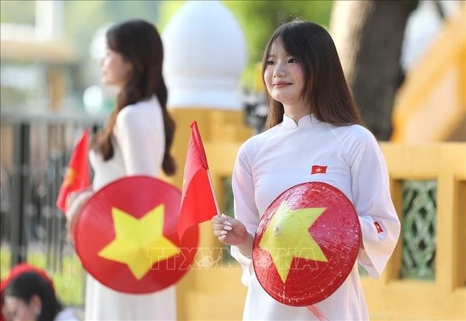 Lan tỏa tình yêu nước với tà áo dài và hình ảnh lá cờ Tổ quốc