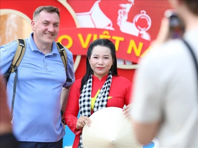 Lan tỏa tình yêu nước với tà áo dài và hình ảnh lá cờ Tổ quốc