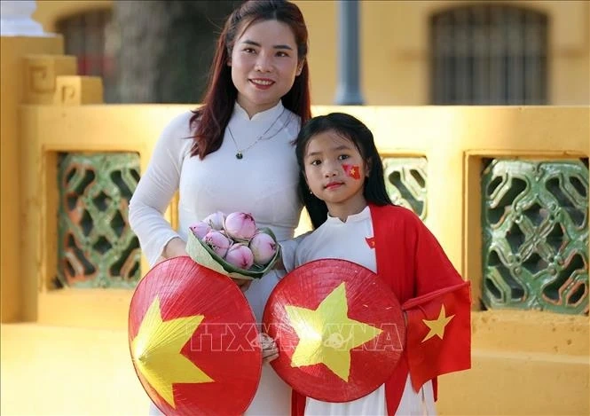 Lan tỏa tình yêu nước với tà áo dài và hình ảnh lá cờ Tổ quốc