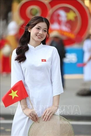 Lan tỏa tình yêu nước với tà áo dài và hình ảnh lá cờ Tổ quốc