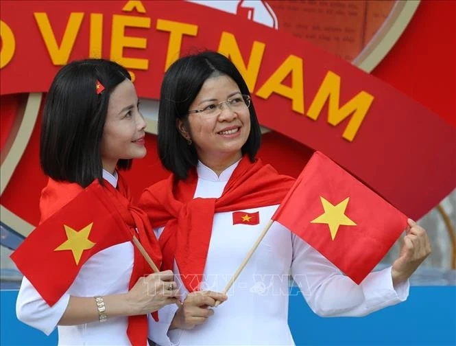 Lan tỏa tình yêu nước với tà áo dài và hình ảnh lá cờ Tổ quốc