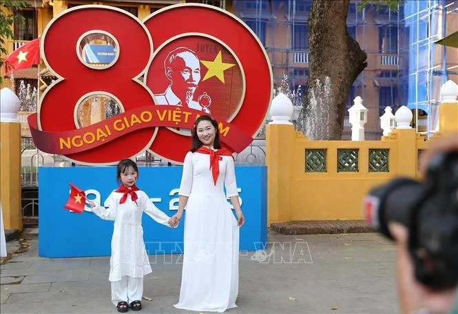 Lan tỏa tình yêu nước với tà áo dài và hình ảnh lá cờ Tổ quốc