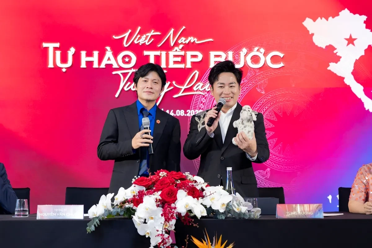 Bộ đôi Tùng Dương - Nguyễn Văn Chung gây sốt với MV mới Việt Nam - Tự hào tiếp bước tương lai