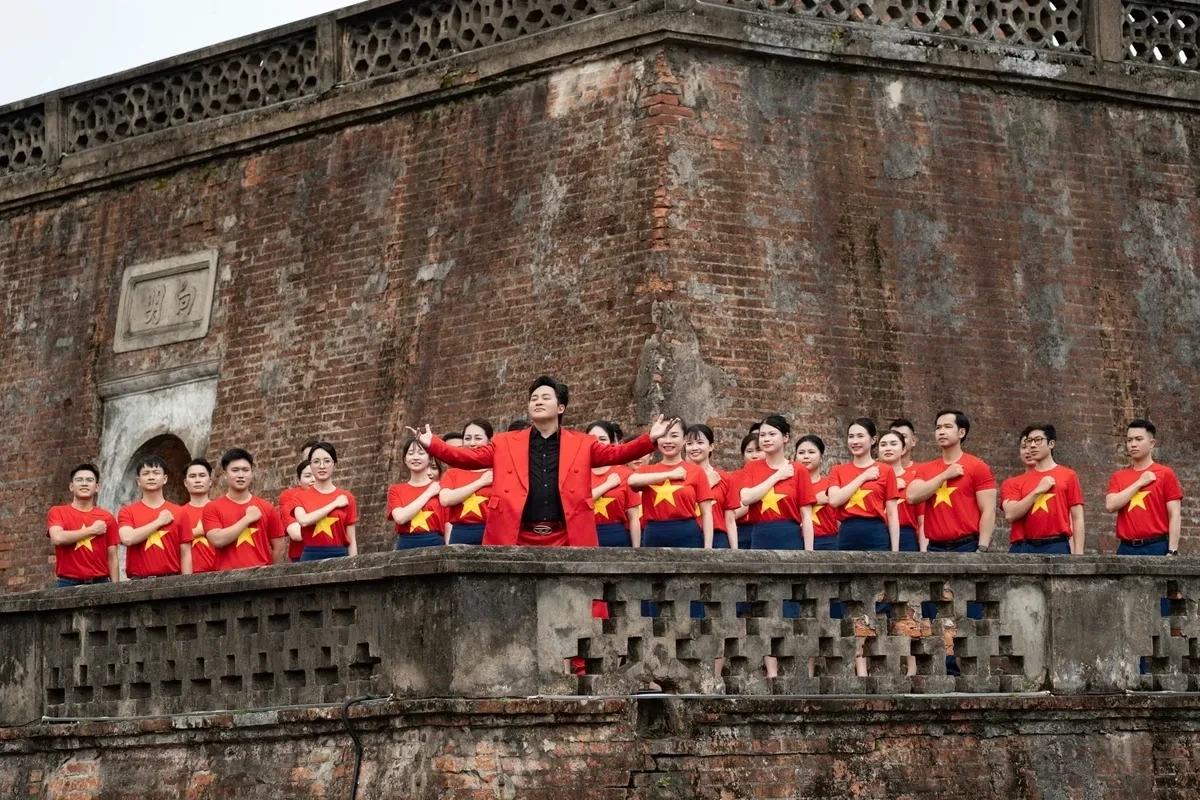 Bộ đôi Tùng Dương - Nguyễn Văn Chung gây sốt với MV mới Việt Nam - Tự hào tiếp bước tương lai