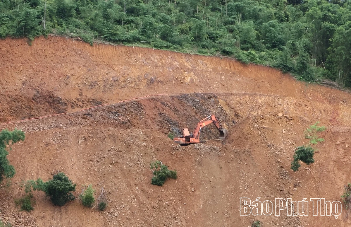 Trên công trường thi công cầu Hòa Sơn