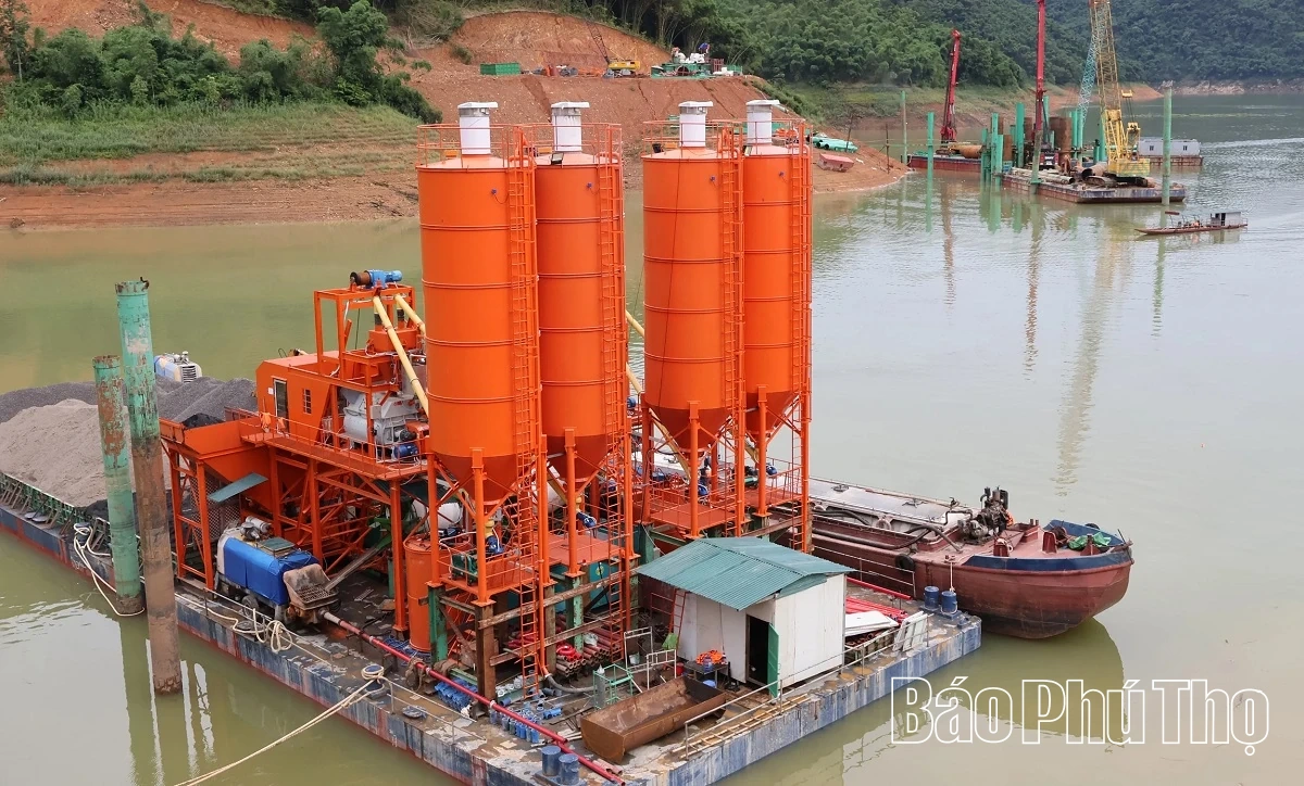 Trên công trường thi công cầu Hòa Sơn