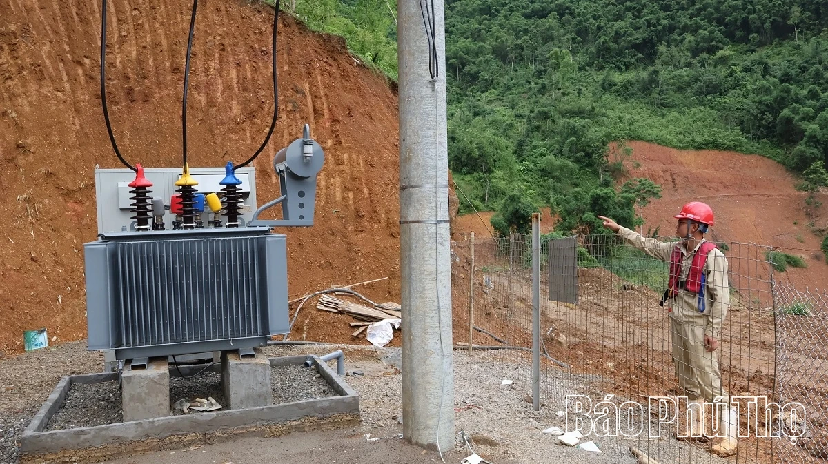 Trên công trường thi công cầu Hòa Sơn