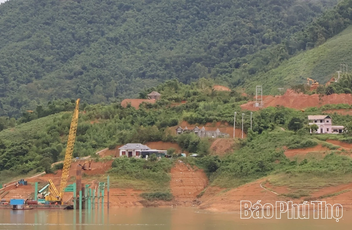 Trên công trường thi công cầu Hòa Sơn