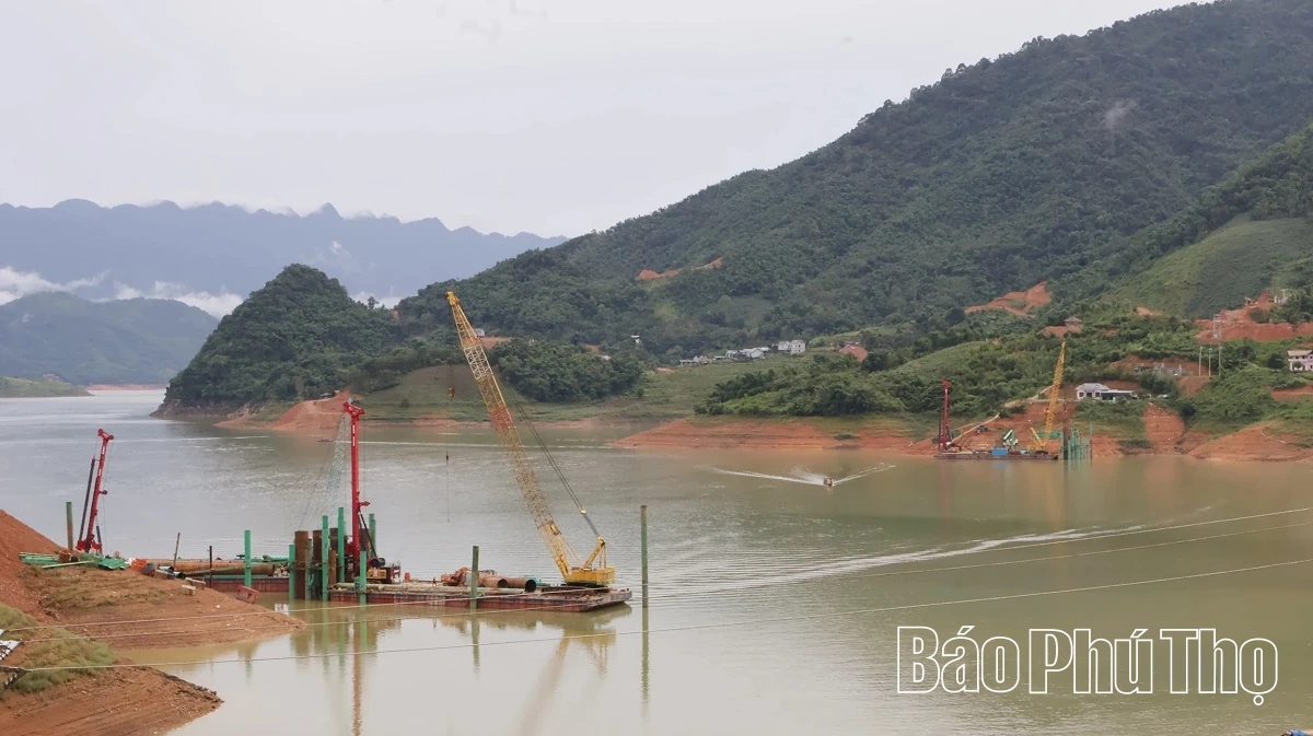 Trên công trường thi công cầu Hòa Sơn