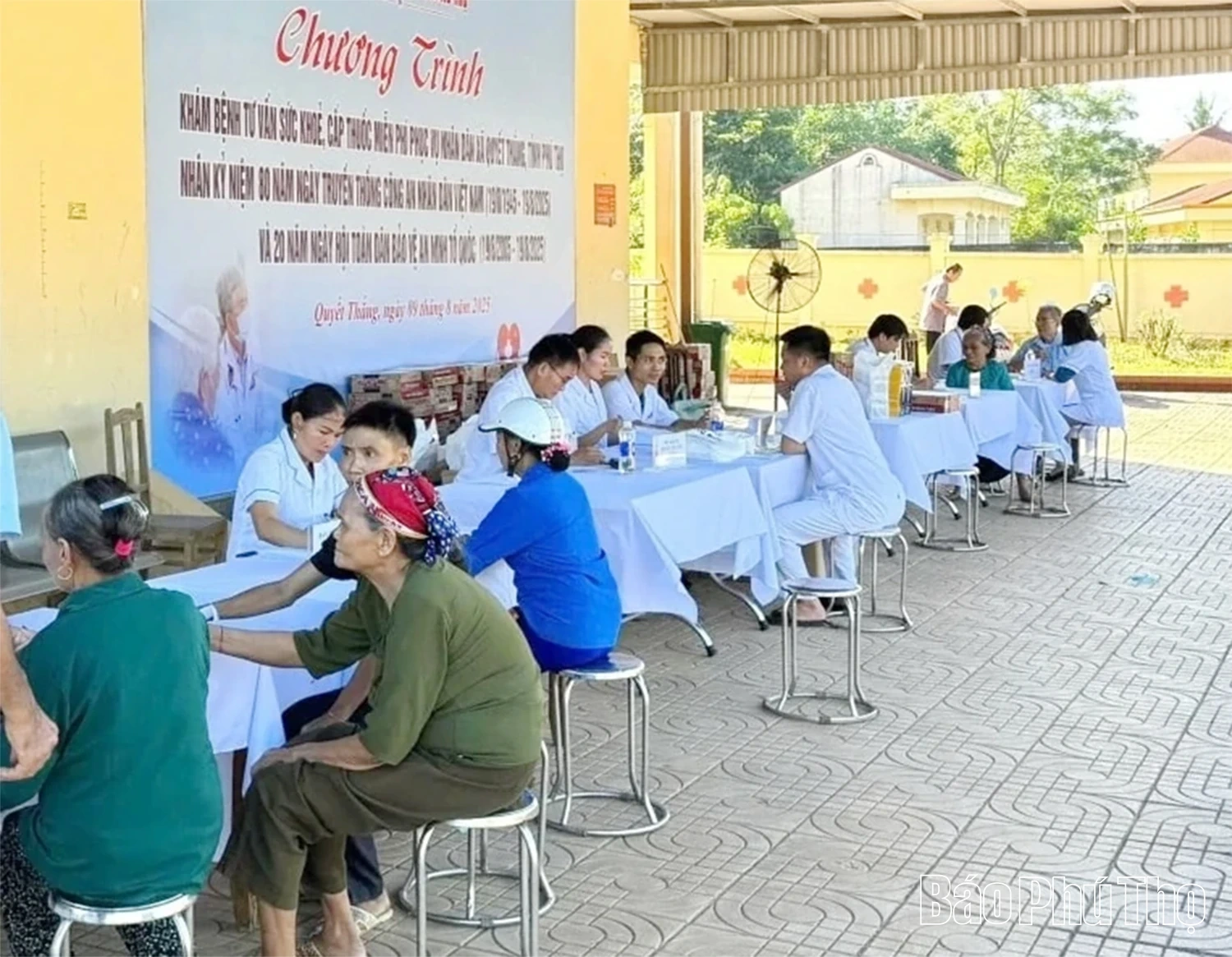 Khám sức khỏe, cấp thuốc miễn phí phục vụ Nhân dân