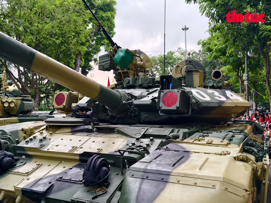 Dàn xe tăng “tập kết” gần Quảng trường Ba Đình chờ lệnh tổng hợp luyện