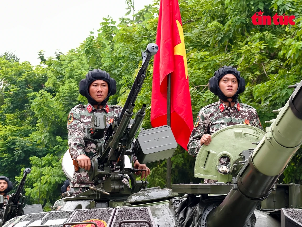 Dàn xe tăng “tập kết” gần Quảng trường Ba Đình chờ lệnh tổng hợp luyện