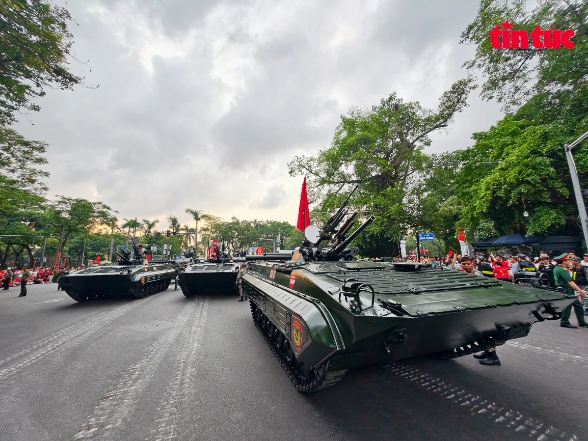 Dàn xe tăng “tập kết” gần Quảng trường Ba Đình chờ lệnh tổng hợp luyện
