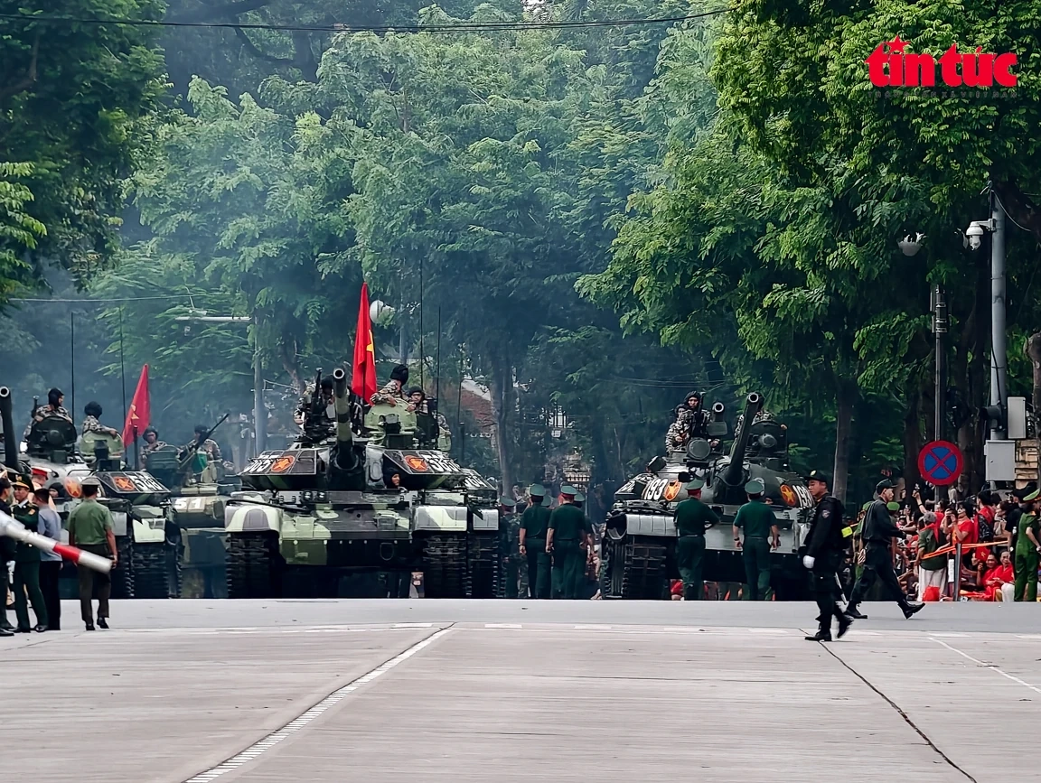 Dàn xe tăng “tập kết” gần Quảng trường Ba Đình chờ lệnh tổng hợp luyện