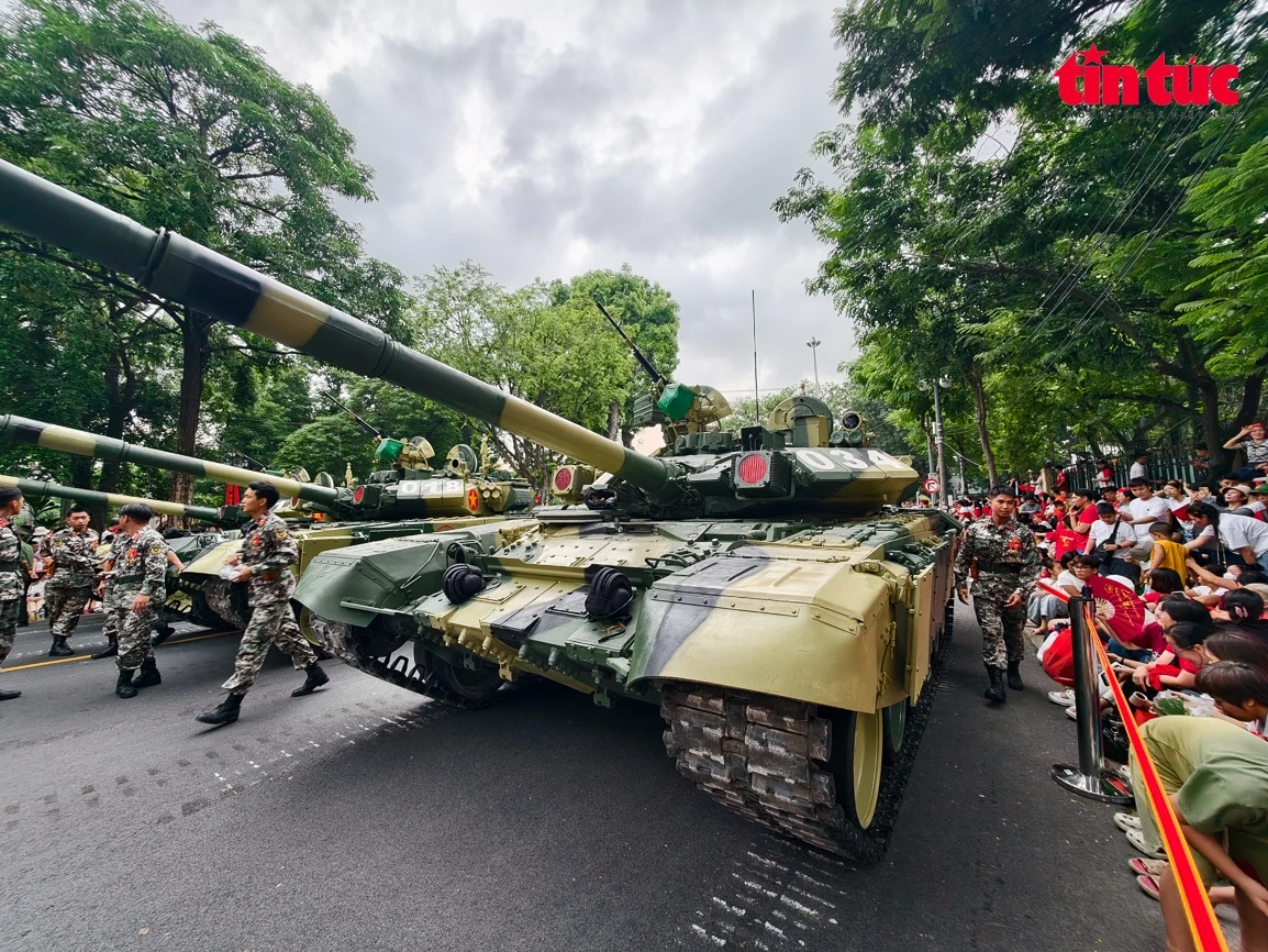 Dàn xe tăng “tập kết” gần Quảng trường Ba Đình chờ lệnh tổng hợp luyện